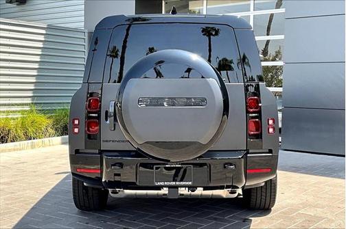 2025 Land Rover Defender 130 P400 X-Dynamic SE