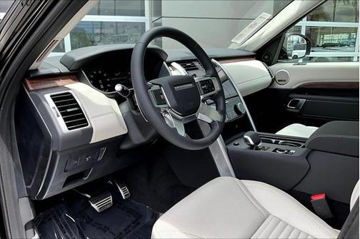 2025 Land Rover Discovery P300 Dynamic SE