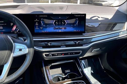 Mineral White Metallic 2025 BMW X7 xDrive40i