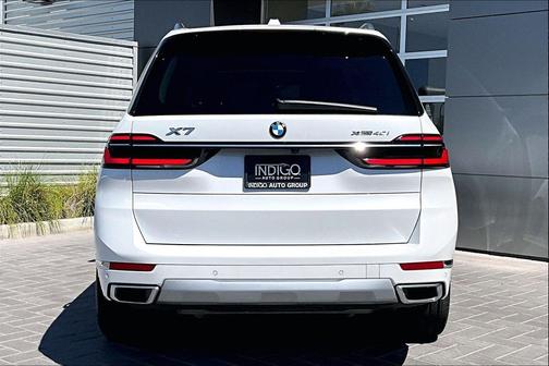 Mineral White Metallic 2025 BMW X7 xDrive40i