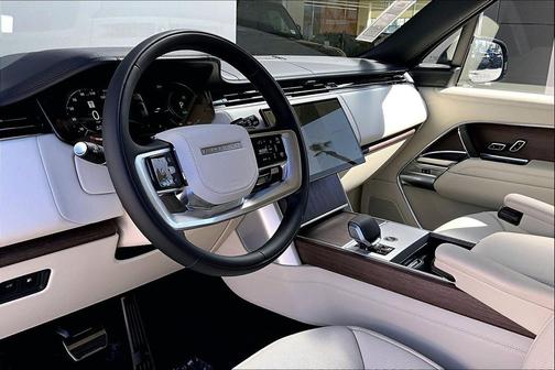 2026 Land Rover Range Rover P550e SE