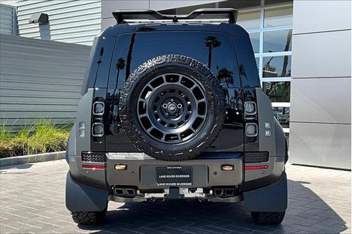 2025 Land Rover Defender 110 V8