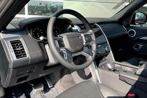 Eiger Gray Metallic 2026 Land Rover Discovery Dynamic SE