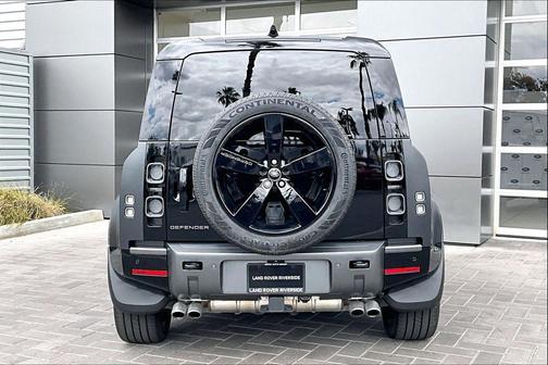 Carpathian Gray Premium Metallic 2024 Land Rover Defender 110 P525 Carpathian Edition