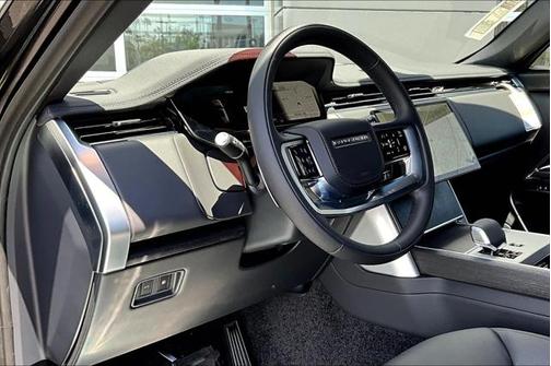 2025 Land Rover Range Rover P550e SE