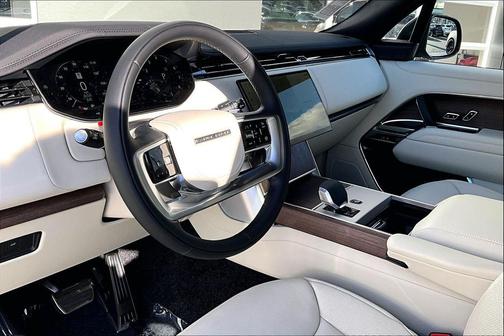 Santorini Black 2026 Land Rover Range Rover P530 SE 7 Seat