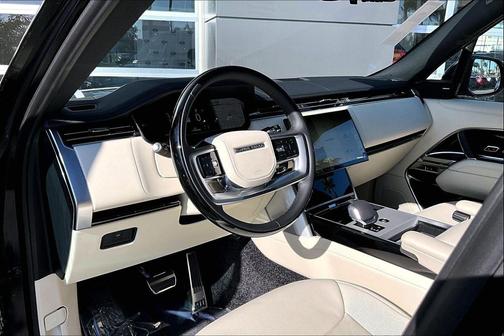 Santorini Black 2026 Land Rover Range Rover P400 SE 7 Seat