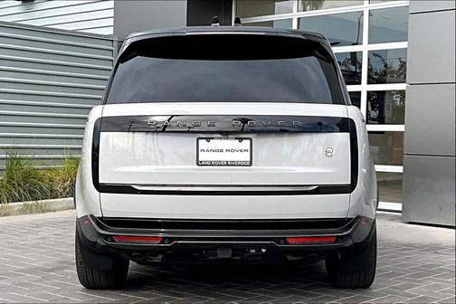 2024 Land Rover Range Rover P615 SV