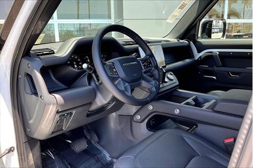 2025 Land Rover Defender 130 P400 X-Dynamic SE