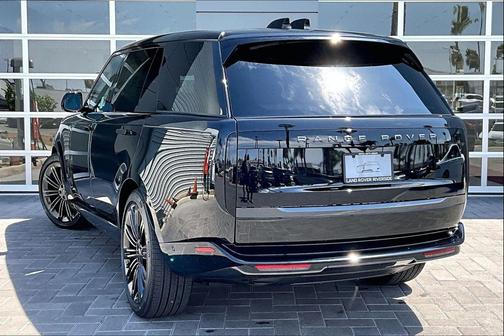 Santorini Black 2026 Land Rover Range Rover P400 SE 7 Seat