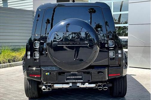 2025 Land Rover Defender 110 V8
