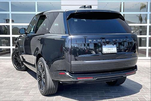 Santorini Black 2026 Land Rover Range Rover P400 SE