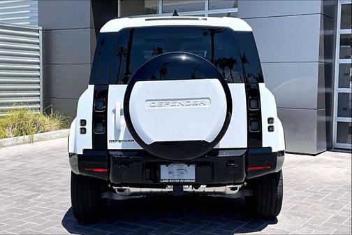 Fuji White 2026 Land Rover Defender P400 X-Dynamic SE