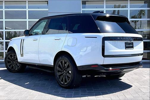 Fuji White 2026 Land Rover Range Rover P550e SE