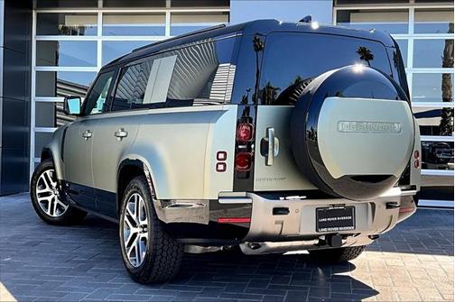 2025 Land Rover Defender 130 P400 X-Dynamic SE