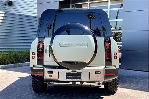 2025 Land Rover Defender 130 P400 X-Dynamic SE