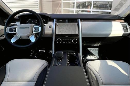 2025 Land Rover Discovery P360 Dynamic SE