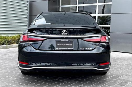 2023 Lexus ES 300h Base