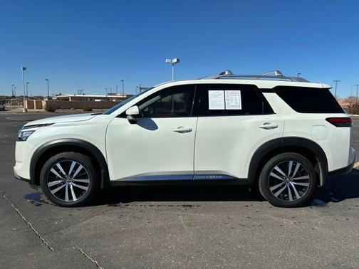 White 2024 Nissan Pathfinder Platinum