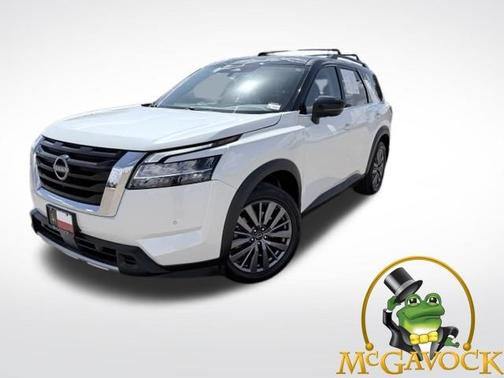 2 Tone White / Black Roof 2023 Nissan Pathfinder SL