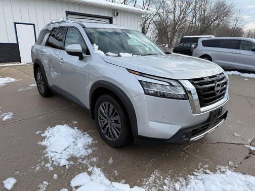 2023 Nissan Pathfinder SL 4WD
