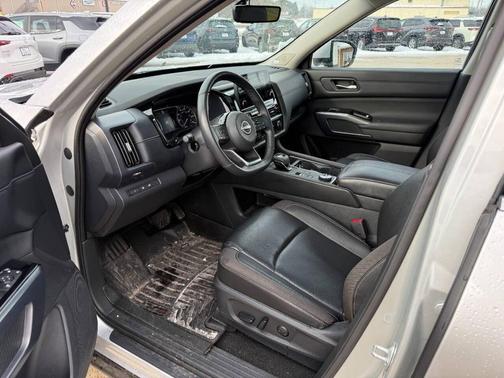 2023 Nissan Pathfinder SL 4WD