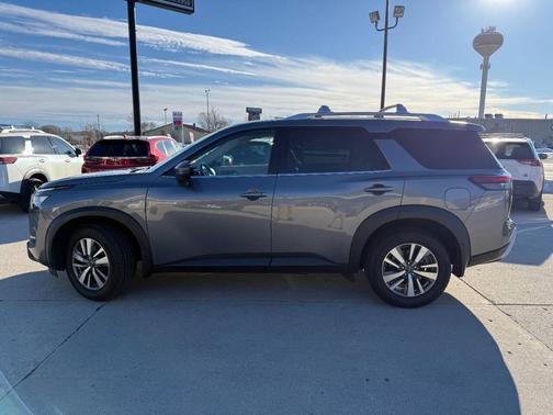 2023 Nissan Pathfinder SL 4WD