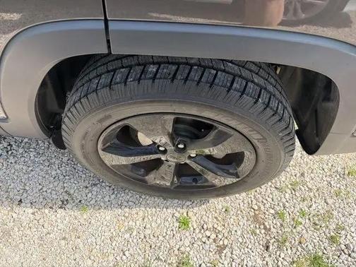 Granite Crystal Metallic Clearcoat 2016 Jeep Cherokee Altitude