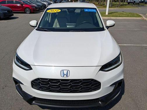 Platinum White Pearl 2024 Honda HR-V LX