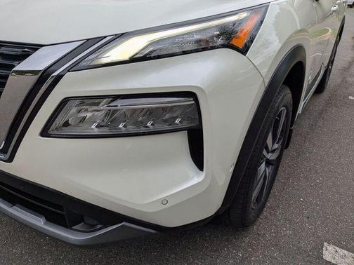 Pearl White Tricoat 2023 Nissan Rogue SL