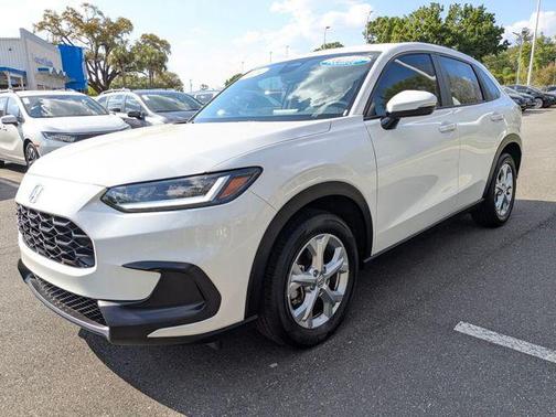 Platinum White Pearl 2024 Honda HR-V LX