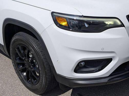 Bright White Clearcoat 2023 Jeep Cherokee Altitude