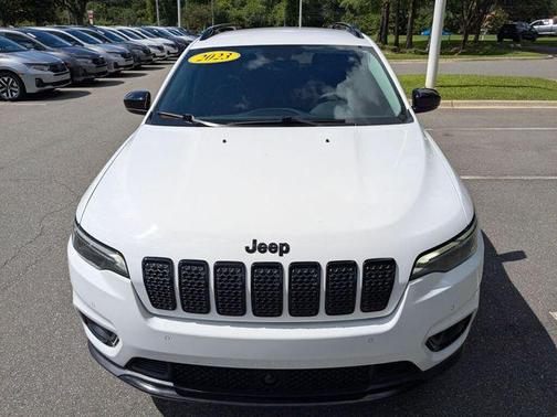 Bright White Clearcoat 2023 Jeep Cherokee Altitude