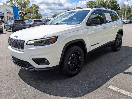 Bright White Clearcoat 2023 Jeep Cherokee Altitude