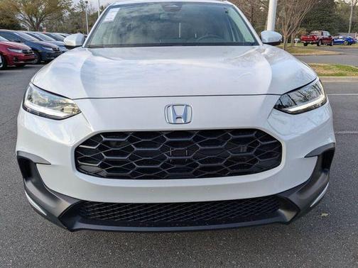 Platinum White Pearl 2026 Honda HR-V LX