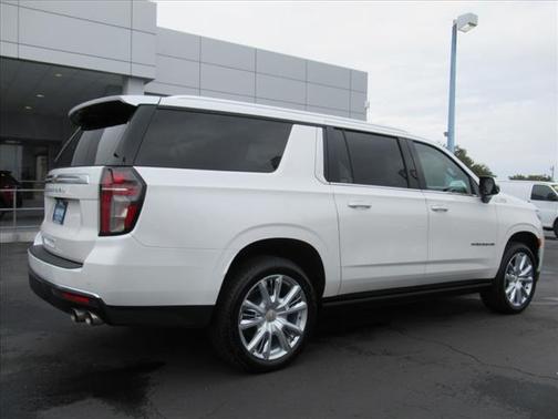 Iridescent Pearl Tricoat 2023 Chevrolet Suburban High Country