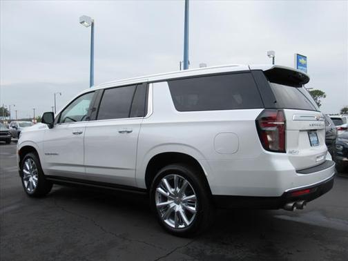 Iridescent Pearl Tricoat 2023 Chevrolet Suburban High Country