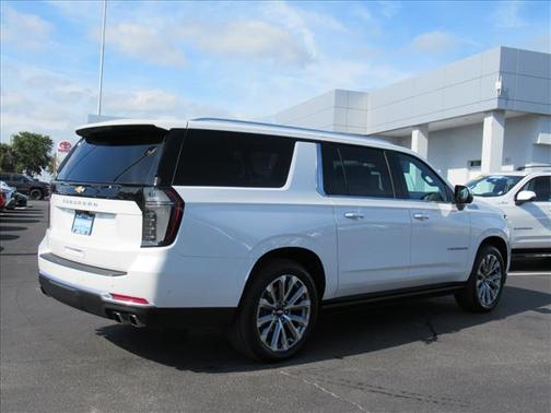 Iridescent Pearl Tricoat 2025 Chevrolet Suburban 4WD High Country