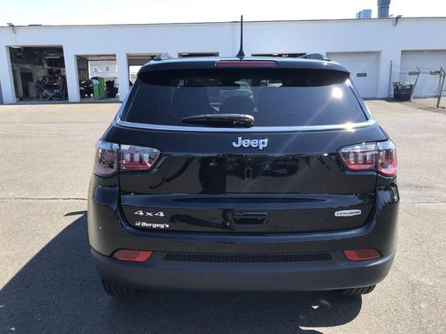 Diamond Black Crystal Pearlcoat 2022 Jeep Compass Latitude Lux