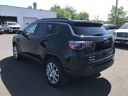 Diamond Black Crystal Pearlcoat 2022 Jeep Compass Latitude Lux