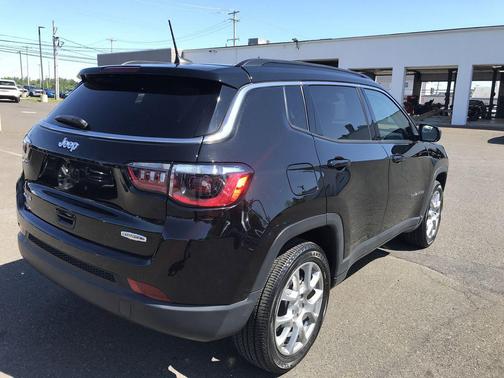 Diamond Black Crystal Pearlcoat 2022 Jeep Compass Latitude Lux