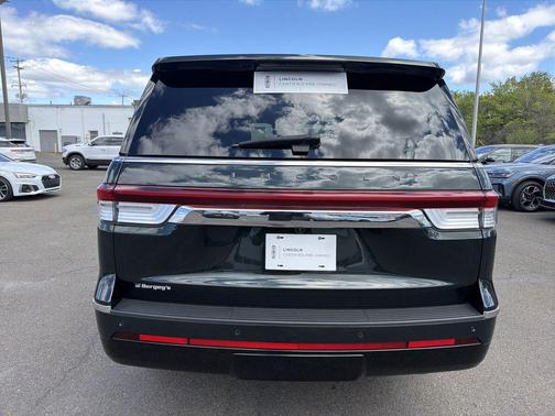 MANHATTAN GREEN MET PC 2024 Lincoln Navigator Black Label
