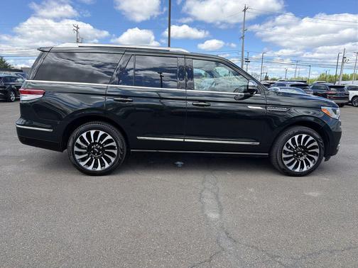 MANHATTAN GREEN MET PC 2024 Lincoln Navigator Black Label