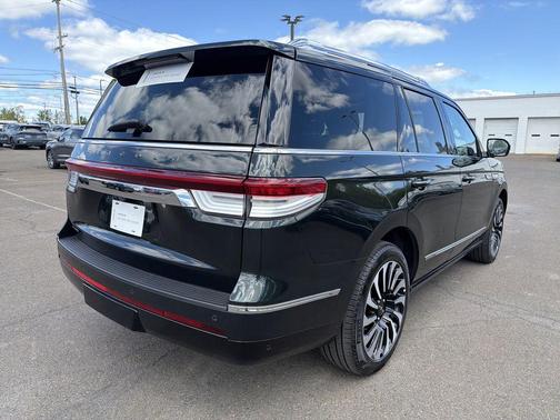 MANHATTAN GREEN MET PC 2024 Lincoln Navigator Black Label