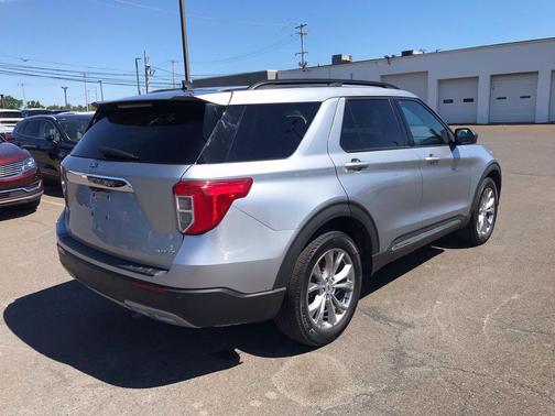 ICONIC SILVER METALLIC 2024 Ford Explorer XLT