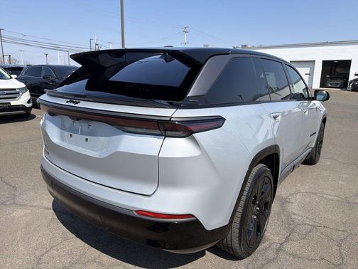 Silver Zynith Clearcoat 2024 Jeep Wagoneer S Launch Edition