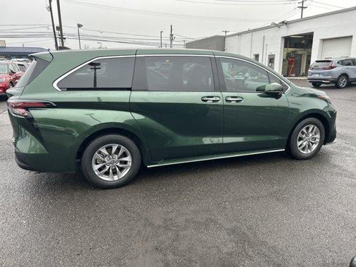 2023 Toyota Sienna XLE 7 Passenger