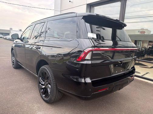 INFINITE BLACK MET CC 2026 Lincoln Navigator Reserve