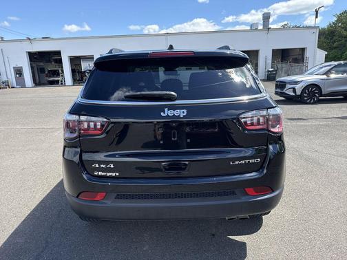 Diamond Black Crystal Pearlcoat 2022 Jeep Compass Limited