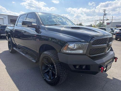 Brilliant Black Crystal Pearlcoat 2017 RAM 1500 Night Crew Cab 4x4 5'7' Box